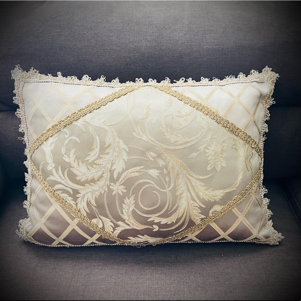 French style decorative pillow, gray. 20"x14" Nice